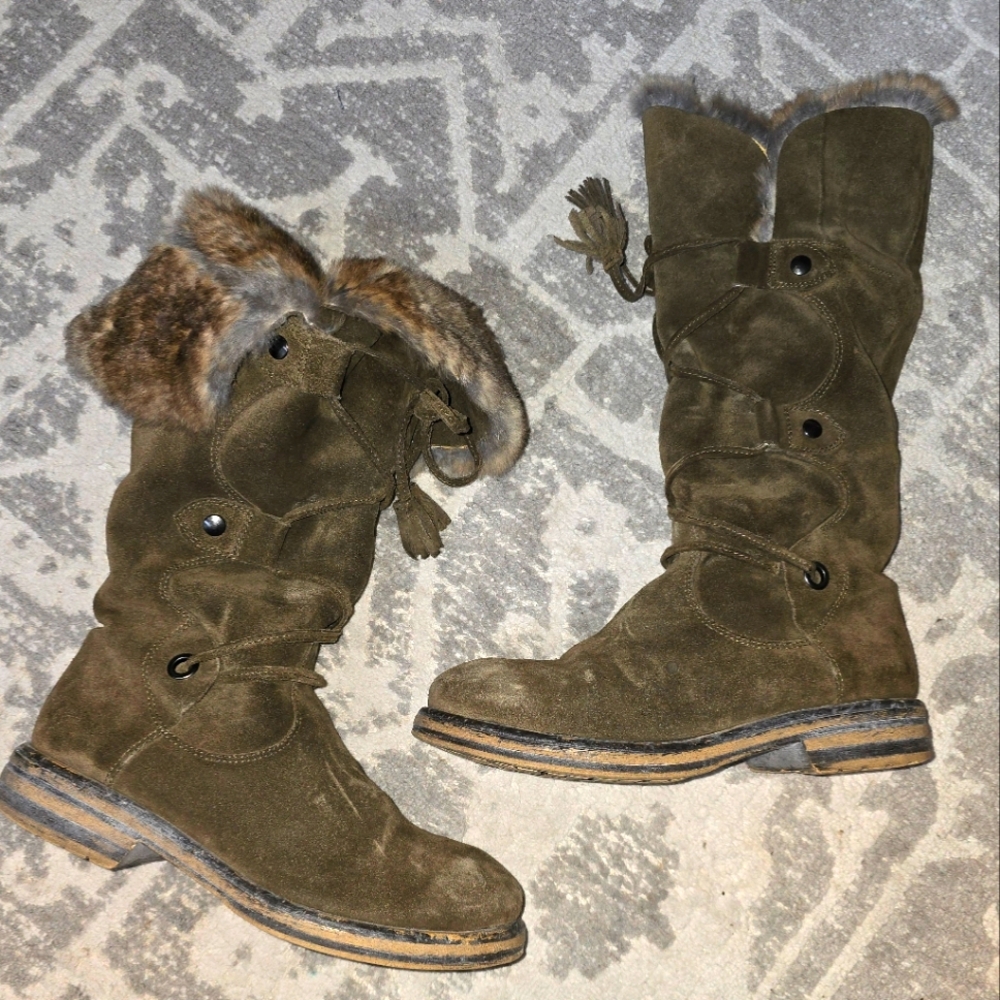 SILGA Italian mosy shade suede boots with fur detailing. Size 8